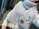 罗意威马海毛 Loewe和日本陶瓷艺术家Sunafujita联名绝美冰川蓝配上小企鹅和潜水员像在海洋里畅游，童趣十足，太可爱了。围巾超级蓬松的马海毛 很是适合冬