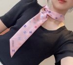 70 小香最新双面Twillyc家今年主打的彩色爱心印花 ，超有大牌气场！斜纹真丝光泽感超级强 从图中就可以看出来品质非凡送礼自用都超合适的一款既可绕于颈间，亦