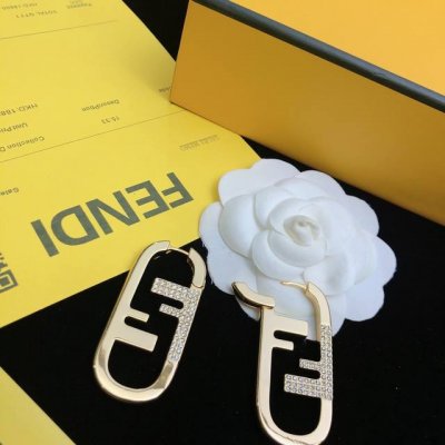 新款 Fendi 芬迪 Logo耳环 高端定制 爆款新款 简单大方 华丽登场 ，很难见到如此熟悉 精致手链 非常适合日常搭配，宝宝们，这个绝对值得入黄铜材质材质