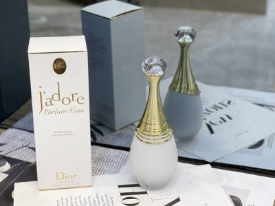 专柜品质 新香 迪奥全新真我纯真香水 女士香水 Ml 迪奥倾情呈献全新真我纯真香水，创新水基底配 方,融香！于水，以曼妙繁花香气，续写真我系列，自1999年来的