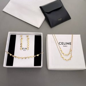 项链 手链 耳钉 C 多爱心手链 双层项链 赛琳项链，巨巨巨好看的小爱心设计太爱啦现货极简设计超级简约高级！爱了爱了任你自由灵魂搭配，极简Ins风格的Feel，