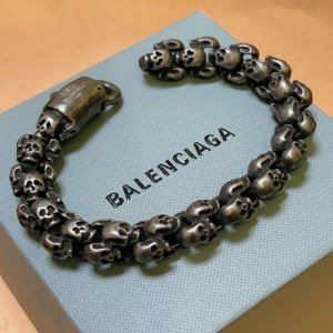 批200。 复古做旧时尚 原单货新品 巴黎世家手链Balenciaga手链专柜一致巴黎世家手链 男士火爆款出货 设计独特 前卫 男士必备！复古做旧设计 任带不氧