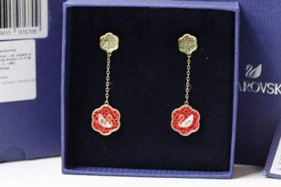 新年到 新年款 Swarovski 花开耀吉 红色天鹅耳环 新的一年、吉祥如意，福禄临门 这款精致而寓意吉祥的耳环十分百搭，是为日常穿搭增添一抹亮色的绝佳之选，