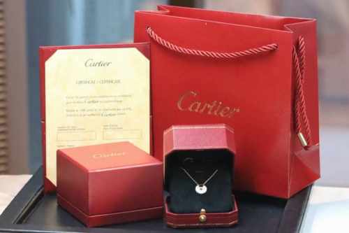 国庆节出游 Cartier卡地亚 白贝护身符 锁骨项链 这款老卡家经典护身符项链 Amulette De Cartier令人心驰神往的珠宝系列 以珍稀宝石雕琢开