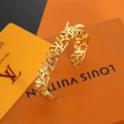 精工版本 路易威登字母开口手镯 秉承精湛匠艺，以锻造耀目 Lv Twig 抛光色泽成就经典镂空四叶草的自然化身，流露品牌格调。明星同款 经典百搭
