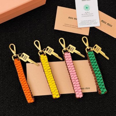 新品4色现货 -Miumiu缪缪皮革编织绳钥匙扣包 -这款皮革挂饰可装点其他配饰 为造型增添活力趣致 饰以金属字母徽标 增添辨识度 当搭配的挂件 包包伴侣绝超方