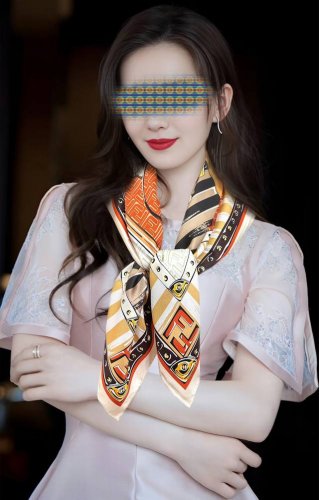 F家 新款 Ff涂鸦艺术 太美了，买到都说好下手一定要快高端 大爱女人尤物 货极少 四季都可以用真心美的让人非常非常心动 上身效果简直美翻了 品质非常完美整个围