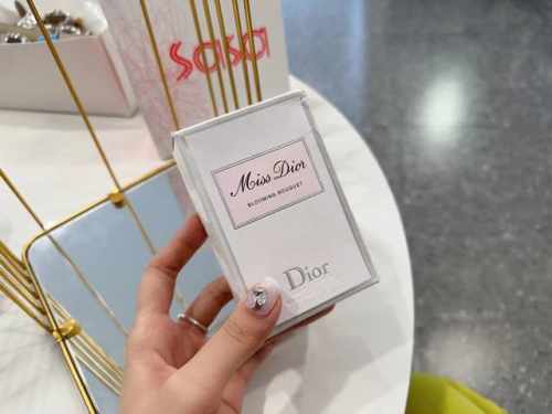 专柜品质 Dior 迪奥香水小姐花漾甜心淡香氛 人生的第一瓶香水，这款香水当时是盲买的，觉得味道很清香才选择入手的，花果香调，甜而不腻，宛如一个初出的少女 香调