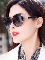 Chanel 香奈儿 2025新款潮流爆款 时尚方框太阳镜 佩戴舒适 网红潮款墨镜 女士高清加厚偏光太阳镜 高品质Tr镜框 型号Ch1750