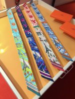 P60Phms20112 爱马仕新款Twilly 爱在巴黎 在浪漫之都巴黎，爱情在塞纳河两岸的大街小巷之间盈盈流淌。一对慢跑者向杜乐丽花园跑去，两位骑行者在玛德
