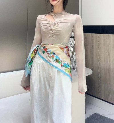 2025年春款真丝爱马仕 皮靴上的故事 尺寸 材质:90方巾 桑蚕丝3设计师:凯琳娜 布朗柯维兹 4 设计灵感:画面以牛仔靴元素为主题 演绎传统的对称构图 靴子