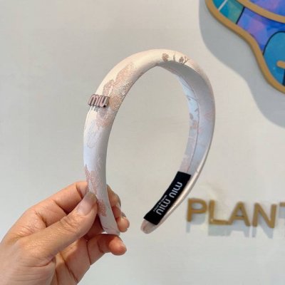 配包装 miumiu 缪缪 最新款复古定制发箍 细节全部实拍 特制面料非常显质感 经典而又永不过时