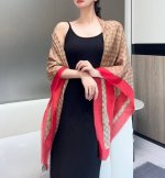 Gg马衔扣羊绒方巾140 羊绒方巾 采用经典Gg图案搭配黄色马衔扣印花和纯色镶边 尽显大方优雅的气质 Gg图案致敬品牌创始人Guccio Gucci不平凡的经历