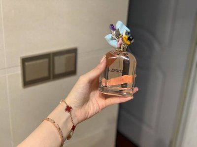 专柜品质 Marc Jacobs Perfect 完美小姐香水 奶里奶气的 虽然是甜甜的奶香 却没有油腻感 甜腻中带点小清新