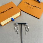 新款原单货Lv 耳钉Louis Vuitton 路易威登 耳钉专柜一致材质 火爆款出货 设计独特 复古前卫 男神、美女必备。