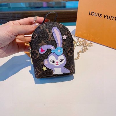 原单货 Louis Vuitton 新款卡通链条斜挎小包 Mini包包 可装银行卡蓝牙耳机 钥匙扣零钱包 耳机包 包包挂饰 搭配链条可斜挎 尺寸12X9Cm 顶