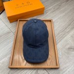 L家。 单款单色。 超A品质 最新款！时尚潮流，高端做工！每一个帽子都是用心之作！牛津材质！头层牛皮！配盒子、防尘袋！非一般的品质，细节也很重要。真皮帽钉，真皮