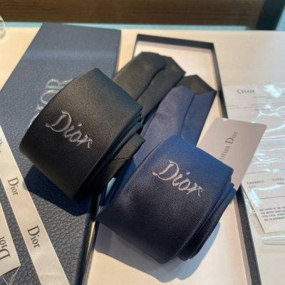 特 爆款到Do家新款领带 Dior男士 D家Logo系列领带 ，稀有展现精湛手工与时尚优雅的理想选择，这款采用Do家最经典极具标志性Logo提花制成的领带，以同