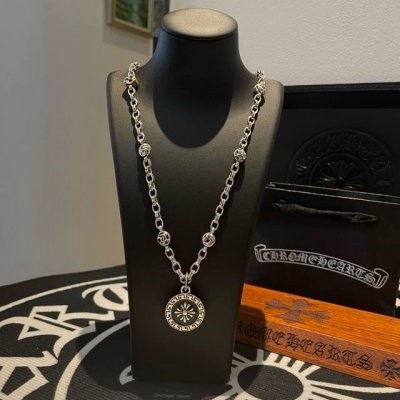 新款 专柜品质 Chrome Hearts克罗心十字花球项链 圆牌十字花吊坠 凹凸造型不同的花纹设计风格 呈现出与众不同 十字架 童军花是克罗心的志 所以更经久