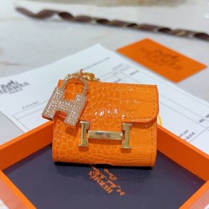 批110。新款Hermes爱马仕钥匙扣钥匙扣钥匙包蓝牙耳机包 铂金版。高级精工版[色][色]众多网红同款 爱马仕挂饰钥匙扣太考验师傅的手艺了 要确保每个细节都到
