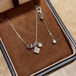 a5442 纯银新款 幸运花 有钱花 四叶草 单钻 项链 高端S925材质 华丽设计 这种设计也只有大牌才能体现得淋漓尽致 精致永恒值得你拥有铂金色 电镀厚金