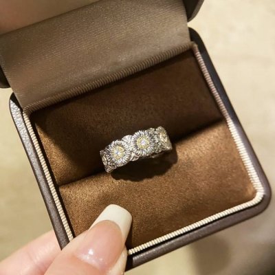 a4887 爆款 中古系列Vintage 小雏菊 拉丝戒指，绽放指尖的复古浪漫每一次佩戴，都是一次与时光的对话。戒指上的小雏菊，精致而生动，仿佛正在悄然绽放。每