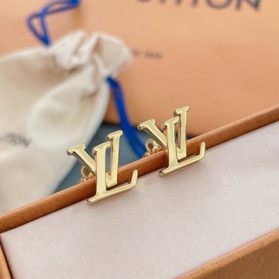 精工版本 路易威登耳钉Lv耳钉字母一款简单又经典的Logo造型 必入单品 上耳非常精致 自带颜值的高级感 特百搭 特耐看 越看越喜欢的那种 低调又奢华 就像Vi