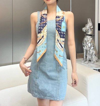 flower And Straps 桑蚕丝方巾以瞩目笔触彰显雅致风范，依托丝印工艺描绘 Monogram 花卉、肩带、挂锁和行李牌，令路易威登的美学图腾迎来摩登