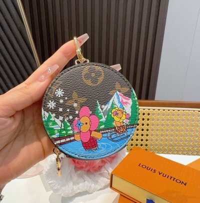 Louis Vuitton老花包包挂饰 卡通彩绘印花小零钱包 Lv包饰挂件钥匙扣 独家原单货 标志性老花超级百搭 可放钥匙或小零钱 确实精致 手感真的很赞