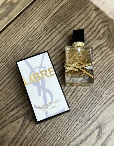 专柜品质 Ysl 圣罗兰自由之水 规格:50Ml 前调: 橘子油 薰衣草油 黑醋栗 苦橙叶 中调:茉莉 橙花 薰衣草油 基调:雪松油 龙诞香 麝香 香草萃取物