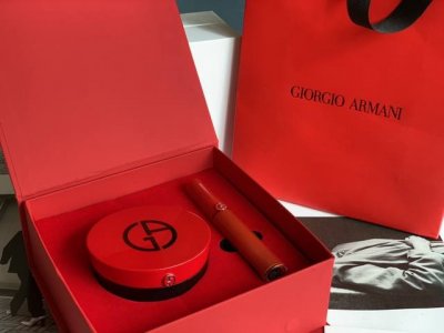 高端品质 阿玛尼唇釉 气垫2件套 阿玛尼挚爱礼品装两件套内含：阿玛尼红管唇釉两件套405#+阿玛尼红色气垫2#+高端礼盒+高端礼袋