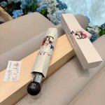 Chanel 香奈儿 三折自动折叠晴雨伞 集合香奈儿灵魂Logo为一体的设计风格高雅奢华 带在身上带来独特视觉效果 为伞而动 骄阳烈日下 有独家防晒科技 伞面选
