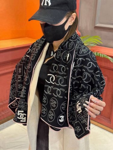 特 上新 Chanel 经典茶花优雅Coco风，Chanel最新菱格丝绒大方巾~气质到骨子里，香奶奶新一季的面料超高级，真心超级柔软，丝丝顺滑，韧性很强 不容易