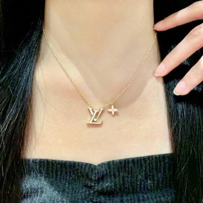 Lv 项链Louis Vuitton 路易威登专柜一致材质 火爆款出货 设计独特 复古前卫 男神、美女必备。