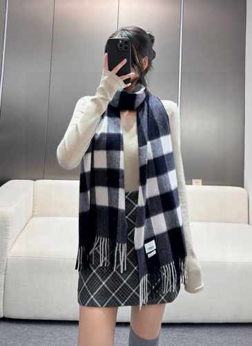 王牌口碑Burberry深度经典羊绒格子围巾专柜最新品相 目前专柜都换上了新标经典中的经典.全品相其他什么F货都弱爆了 真材实料纯羊绒这个出口单规格一直是我们王