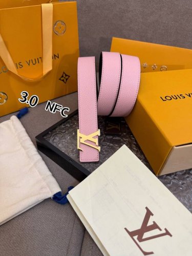 特 Lv女款腰带 全套包装 本款 3.0Cm Lv Initiales 双面腰带以经典之姿成就两式风尚 Monogram 帆布传递闲适惬意 粒面牛皮革流露雅致格