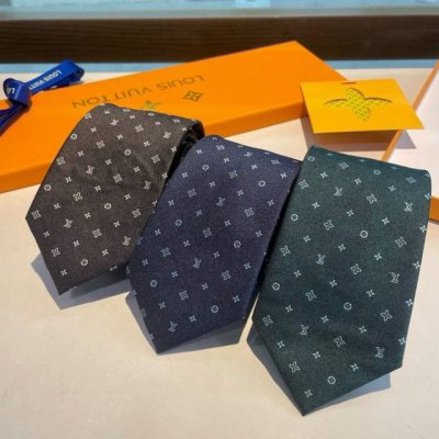 专柜同歩精致的小Logo提花，低调奢华大气的配色，这款领带将Lv标志性的Damier图案以同色调手法演绎的更显雅致风范。让男士可以充分展示自己个性。100%顶级