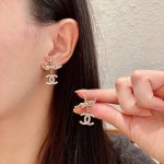chanel香奈儿 中古 双C耳钉原版复刻Logo 小香家的款式真心无需多介绍每一款都超好看，精致大方，非常显气质.