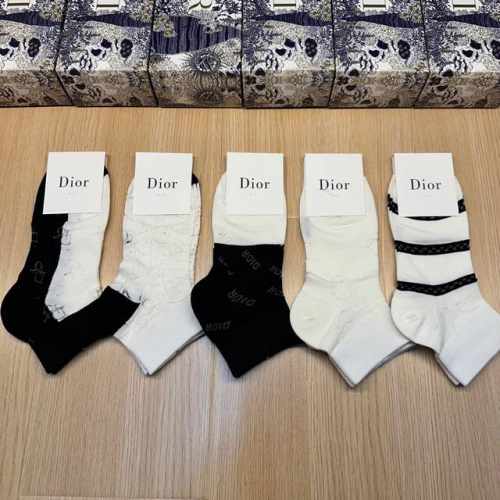 特 Dior 迪奥D家新品网红女款袜子 一盒五双 竹棉材质，冰凉透气舒适，超级Nice超火爆小单品，大牌出街，潮人必备超好搭