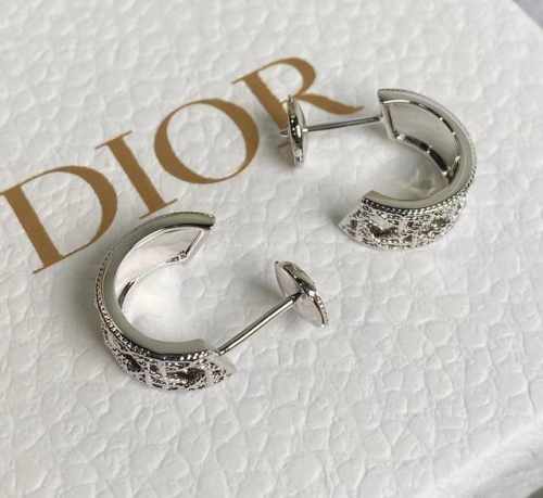 My Dior 迪奥匠心呈献My Dior系列，经典藤格纹图案回归珠宝，金线巧妙铺陈交织，打造精妙绝伦的艺术细节