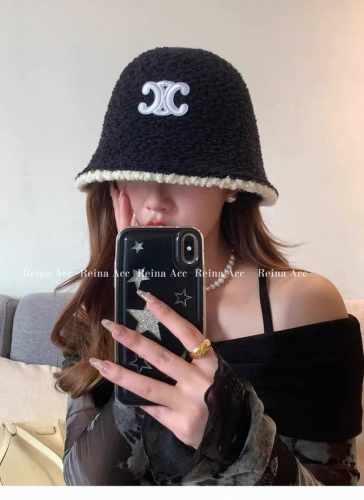 配防尘袋. Celine赛琳 2024新款秋冬毛绒小桶帽渔夫帽，简约刺绣经典凯旋门超好搭配，出街单品