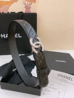 chanel 树脂扣 经典双C 树脂黑 与 白 腰带 新款Logo扣搭配进口小羊皮菱格带身，质感满分，简直身春日里的点睛之笔，皮带直径4.0Cm