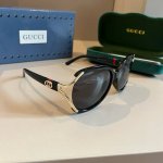 100￥ gucci古奇太阳墨镜，