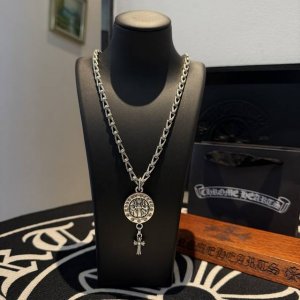 新款 专柜品质 Chrome Hearts克罗心 十字架项链 圣母宝剑十字架吊坠 凹凸造型不同的花纹设计风格 呈现出与众不同 十字架 童军花是克罗心的志 所以更