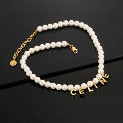 Celine赛琳凯旋门珍珠字母项链代购级别 一比一打造 除了惊艳还是惊艳 巨美巨好看 巨巨重工 巨巨无敌简约大方日常款 风格永存 经典永在 如若想回归简约经典