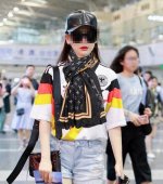 上新Lv银丝2025 最新款闪闪发光顶级设计太美了，真心赞 羊绒绒长巾 实物真心美 披肩配以印花无论设计喷绘都是非常到位细节都可见整个围巾给人大牌气场的同时又非