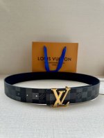 特P180 Lv 4.0宽Initiales Damoflage 双面腰带巧妙融入 Pharrell Williams 打造的像素化 Damoflage 图案，