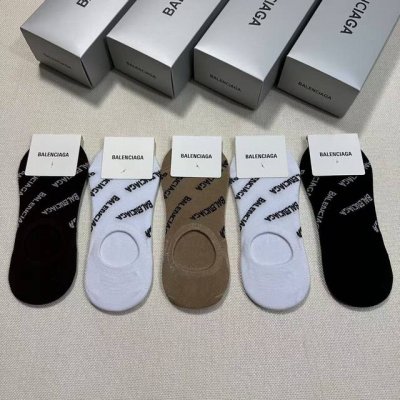 特 Balenciaga 巴黎世家大巴黎经典女款隐形袜子 一盒五双 纯棉材质织造，上脚柔软舒适，精挑细选的颜色搭配大巴黎经典Logo大牌出街，潮人必备超好搭