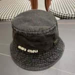 谬谬新款牛仔渔夫帽 浓厚的复古风情肯定搭配防风绳就是那么的自然协调 特调帽型很深 所以戴上好显脸小