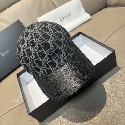配盒子布袋，Dior 迪奥 新款原单棒球帽， Dior老花拼皮，复古韵味十足，1:1开模订制，原版绸缎布料+头层牛皮，纯棉内里，轻盈透气！质量超赞，基础头围56